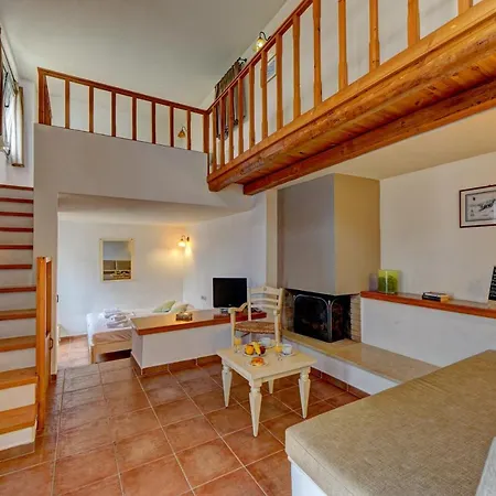 Lodge Mourtzanakis - Traditional Eco In